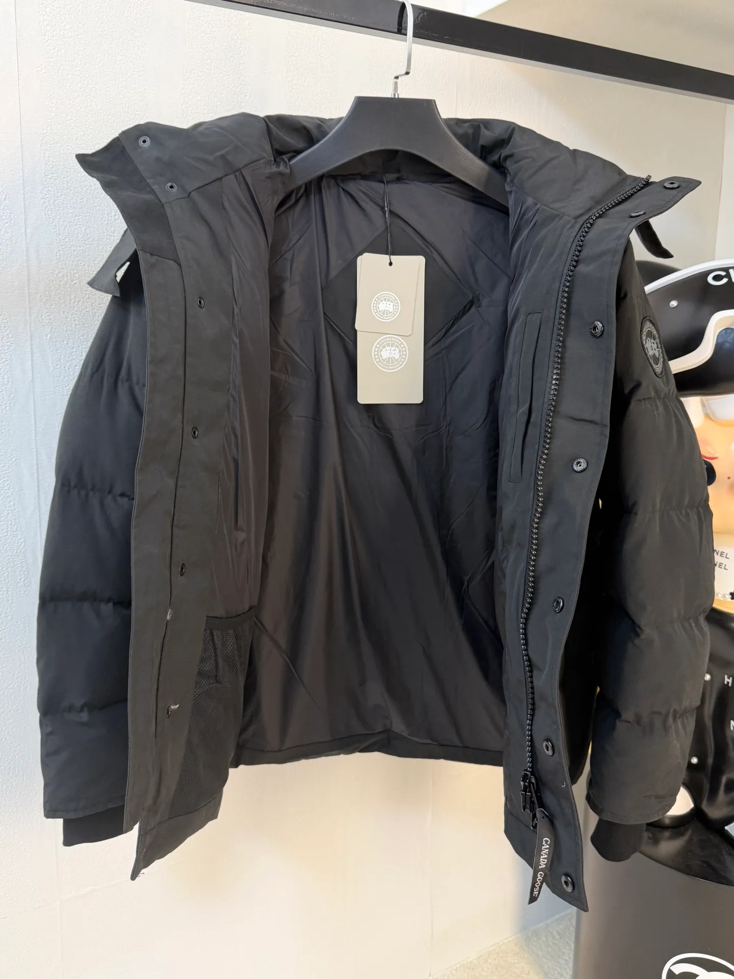P880 CANADA.GOOSE】🇨🇦The top original New Expedition limited edition Parker short model Canada🦢 One of the most popular models of Goose brand in 2024 winter! No more worries about wearing different clothes on the street. Top original analysis. Analysis 1 (wolf hair): It is guaranteed that the fur collars received by all customers are grayer than the genuine ones. Each wolf hair is 43cm long and 16cm wide, all made from wild first-grade gray wolf skins in western Canada! Analysis 2 (Trademark): We use dyed embroidery thread to truly achieve 100% reproduction of the trademark, ensuring that the embroidery thread is exactly the same as ZP, with zero color difference and 100% reproduction of the map letters! (We can guarantee that no one in our industry is more attentive and professional than us!) Analysis 3 (fabric): The new expedition model is made of two fabrics, instead of the old expedition 21-count all-round fabric! The front piece is made of 18-count glue and the back piece (sleeves) is made of pongee fabric! While ensuring the 5-level cold protection index, it also ensures the comfort and fit of the upper body. The fabric is as comfortable as the old Expedition 5-level cold protection index. Analysis 4 (auxiliary materials): The original one-to-one molded landmine buckle/comma buckle/zipper embryo/four-button buckle/, washed label/dyed cuff thread/ The authentic product is not 100% flawless. The authentic product also has velvet running off, and most of the authentic wolf fur is mainly Eastern yellow wolf fur. (Because our wolf skins are all auctioned at the same auction house as the authentic products) There is an auction list to prove it. Note: In order to maximize profits during the production process, some businesses add toxic waste silk, 50% velvet, tactile velvet, etc. to clothes! But on the outside of the clothes, they use good fabrics and match them with good wolf fur. They say it is purchasing agent grade 90 white duck down, or even more exaggeratedly, it is white goose down, to fool the layman! (Please consult the official website. All authentic styles are made of white duck down) Sizes XS-XXL